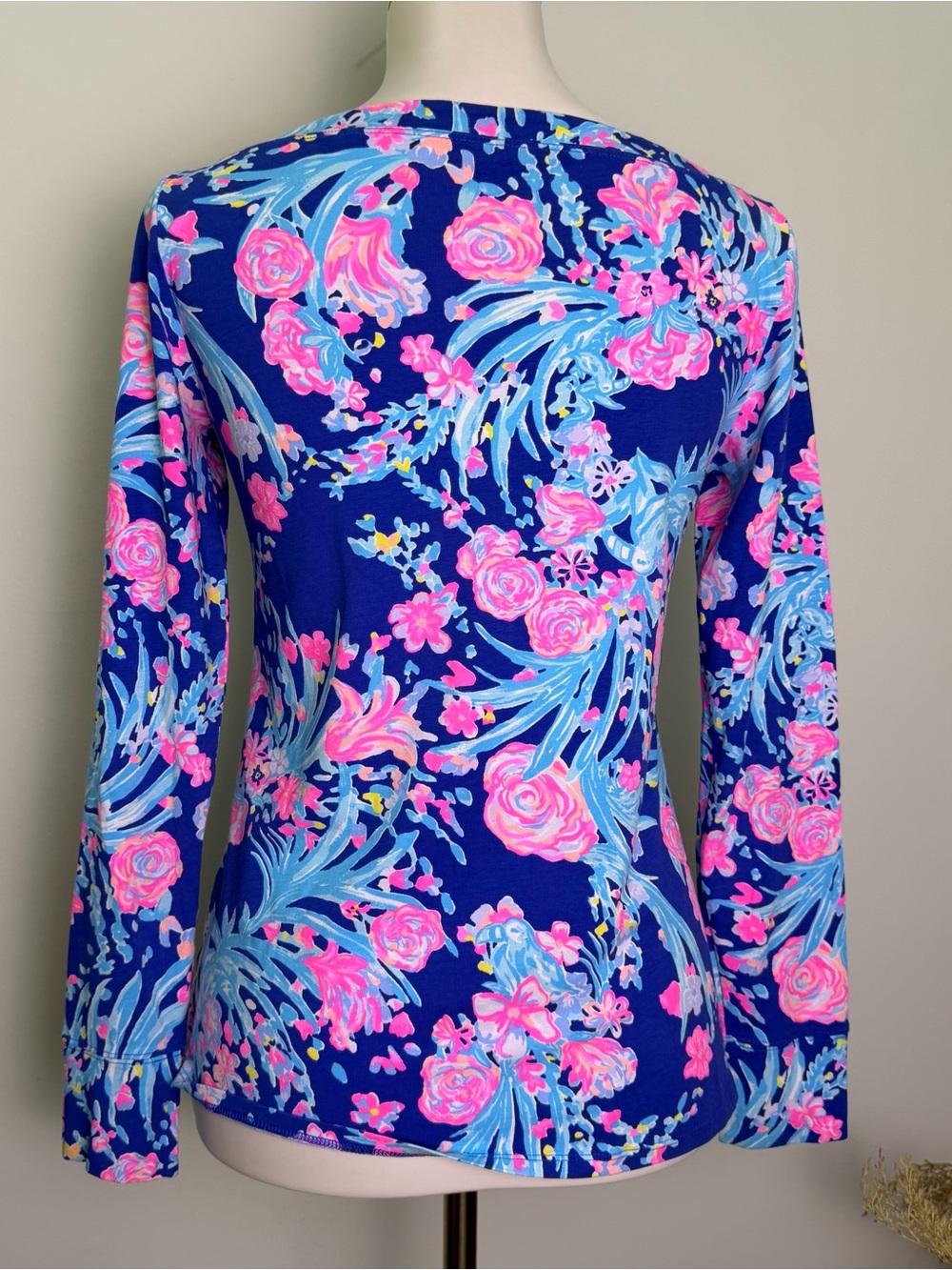 Lilly Pulitzer Sugartown Blue Floral Knit Top Size S Button Cuff Boat Neck - Picture 4 of 8